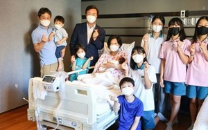 Bà mẹ U50 Hàn Quốc gây sốt khi hạ sinh con thứ 9, thị trưởng thành phố đích thân đến chúc mừng