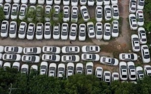 Bên trong 'nghĩa địa' ô tô điện bỏ hoang, chất đống ở Trung Quốc