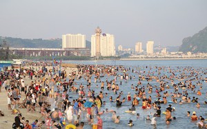 Bãi biển Hạ Long ken đặc người trong ngày nghỉ lễ đầu tiên