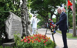 Hình ảnh Tổng thống Joe Biden đặt vòng hoa ở phù điêu Thượng nghị sĩ John McCain