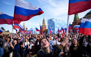 50 lá cờ đồng loạt được kéo lên trên tàu Nga: Thủ đô Moscow ngập tràn hoa và ánh sáng, chuyển mình rực rỡ