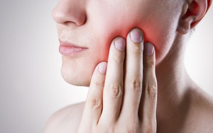 Từ ca bệnh phát hiện ung thư miệng khi bị đau răng, tiến sĩ Anh chỉ ra 4 dấu hiệu ‘cảnh báo đỏ’