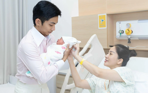 Khánh Thi kể hành trình sinh con: Đau đẻ vẫn cố chờ Phan Hiển dạy học xong mới lên đường