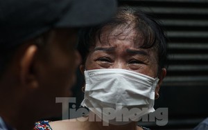 Cháy chung cư mini ở Hà Nội: Người thân 'lòng như lửa đốt' ngóng chờ thông tin nạn nhân