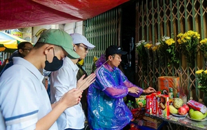 Người dân đội mưa tới thắp hương tưởng niệm các nạn nhân vụ cháy chung cư mini