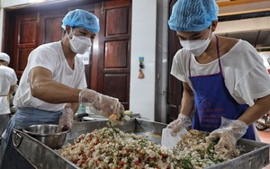 Hà Nội: Cận cảnh quy trình làm bánh Trung Thu ở làng Xuân Đỉnh