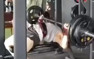 Bị thanh tạ nặng 100kg đè lên cổ, chàng trai 25 tuổi chết tại phòng gym