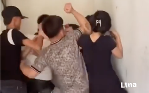 Xôn xao clip thanh niên đến nhà bạn gái chơi bị trai làng vây đánh