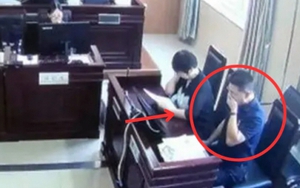 Đang trong phiên toà xét xử, người đàn ông đột nhiên cầm bằng chứng bỏ vào mồm khiến ai cũng bàng hoàng
