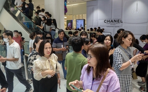 Hà Nội: Người dân ùn ùn đến tổ hợp thương mại lớn nhất Việt Nam tham quan, mua sắm ngày khai trương