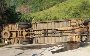Quảng Nam: Xe tải lật trên đường Hồ Chí Minh, ba người thương vong