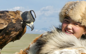 Nữ thợ săn đại bàng trên thảo nguyên Mông Cổ: Truyền thống hay chiêu trò du lịch?