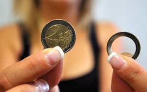 Đồng euro giả tràn ngập Kosovo, người dân thà tiêu dùng còn hơn nộp ngân hàng, coi như 'đồng tiền riêng' mới