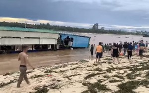 Nước lũ cuốn 1 nhà hàng nổi ra biển Nhật Lệ