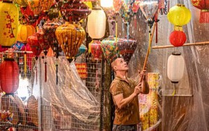 Mưa lớn đêm Trung thu, tiểu thương Hàng Mã nháo nhác dọn hàng