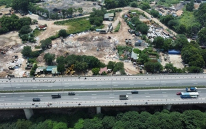 Bãi phế thải xây dựng "khổng lồ" trên đất bãi sông Hồng hoạt động mùa mưa bão