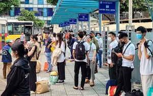 Hà Nội: Bến xe khách nhộn nhịp, người dân lỉnh kỉnh hành lý trở lại sau kì nghỉ lễ 2/9