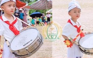 Em bé 3 tuổi ở Nghệ An gây sốt mạng khi đánh trống trong đoàn diễu hành