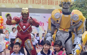 Học sinh thích thú khi 'Iron Man' xuất hiện tại lễ khai giảng