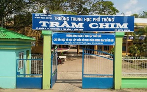 Đang đọc diễn văn năm học mới, thầy hiệu trưởng bất ngờ bị đột quỵ