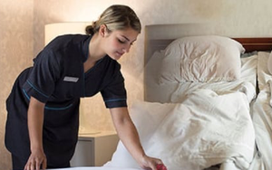 Tại sao không nên gấp chăn gối trước khi rời khách sạn?