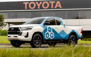 Toyota Hilux bản lạ: Chung công nghệ mẫu xe nạp đầy đi hơn 1300km, thứ thải ra uống được