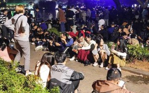 Phố đi bộ Hà Nội quá tải đêm Countdown, nhiều người kiệt sức ngồi la liệt vỉa hè