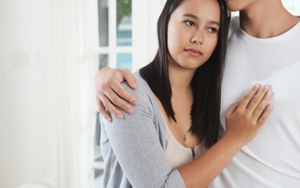 Mở két nhìn đầy tiền vàng bên trong mà tôi cảm thấy mình đang phạm sai lầm