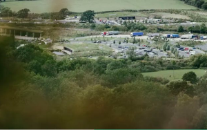 Bị đường cao tốc mới mở xuyên qua nông trại, cặp vợ chồng tận dụng luôn để kinh doanh theo cách không ai ngờ, đạt doanh thu tới 3.900 tỷ đồng