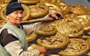 Lão nông đem 102 kg vàng đi bán, giao dịch viên lập tức báo chuyên gia