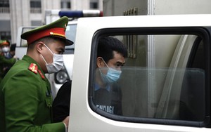 Hình ảnh các bị cáo rời toà sau khi toà tuyên án vụ án Việt Á