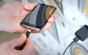 Nên cắm sạc pin vào ổ điện trước hay điện thoại trước?