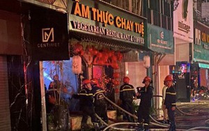 Cảnh sát hướng dẫn 23 người thoát khỏi vụ cháy nhà hàng 4 tầng ở trung tâm TPHCM