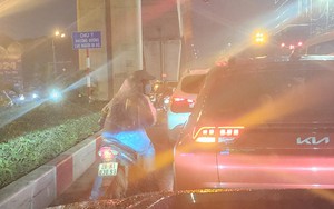 Ngày nào cũng xin 10 nghìn đổ xăng ở ngã tư Hà Nội, người đàn ông bị vạch trần thân phận