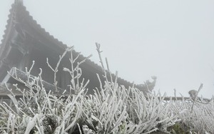 Băng tuyết phủ trắng chùa Đồng trên đỉnh Yên Tử