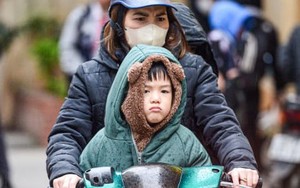 Phụ huynh Hà Nội 'quấn kén' đưa con đến trường trong thời tiết 8 độ C