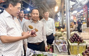 Phó Chủ tịch UBND TP HCM "vi hành" chợ đầu mối lúc đêm khuya