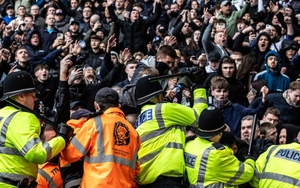 Bạo loạn phá hỏng trận đấu tại FA Cup