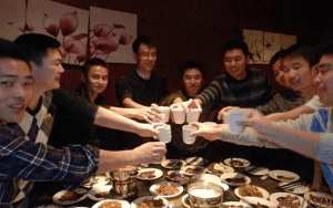 Trên bữa tiệc cuối năm, người EQ cao tuyệt nhiên sẽ tránh nói về 3 điều này để không "rước họa vào thân"