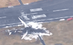 Clip từ trên cao cho thấy hình ảnh chiếc máy bay Japan Airlines sau vụ cháy: Trơ trụi toàn bộ, chỉ còn lại vài mảnh
