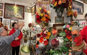 Cháu ngoại tiết lộ căn phòng "ngàn đô"của nghệ nhân ở Hà Nội, là người đầu tiên làm tranh bằng hoa khô trên thế giới