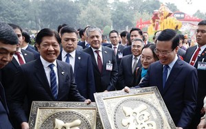 Chủ tịch nước Võ Văn Thưởng cùng Tổng thống Philippines tham quan Hoàng thành Thăng Long