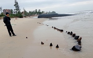 Khai quật khẩn cấp hiện vật nghi "tàu cổ" ở Quảng Nam