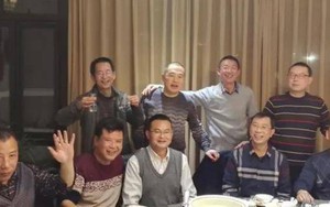 Bạn thân chọn lên thành phố lập nghiệp, nhiều năm sau họp lớp nhận lời dè bỉu: "Như thế thà ở lại quê còn hơn"