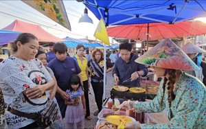 Rể Việt được mẹ vợ Thái Lan hộ tống đi bán bánh tráng nướng, khách đông "không kịp thở", thu nhập bất ngờ