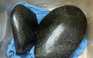 Bắt 5 người hô biến 2 cục đá màu đen thành “đá hủy diệt kim loại”, bán giá 2,1 tỷ đồng