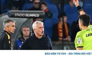 Mourinho nhận thẻ đỏ ngay trận đầu tiên trong năm 2024