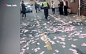 Trung Quốc: Gia đình cãi nhau rồi ném tiền qua cửa sổ