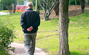 Bị con trai từ chối chăm sóc và chu cấp, đôi vợ chồng U70 không giận mà chỉ nói đúng 1 câu, thái độ của con khác biệt hẳn