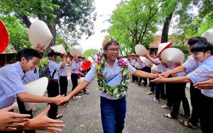 Nam sinh Quốc Học - Huế trở về quê nhà, chia sẻ bí quyết chiến thắng Olympia